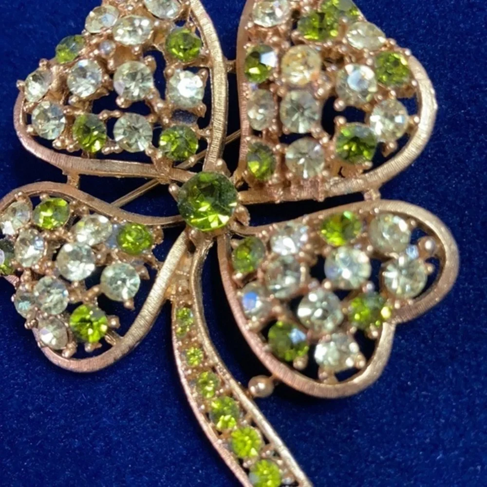 Vintage signed Lisper gold tone w/green & clear rhinestone 4 leaf clover brooch